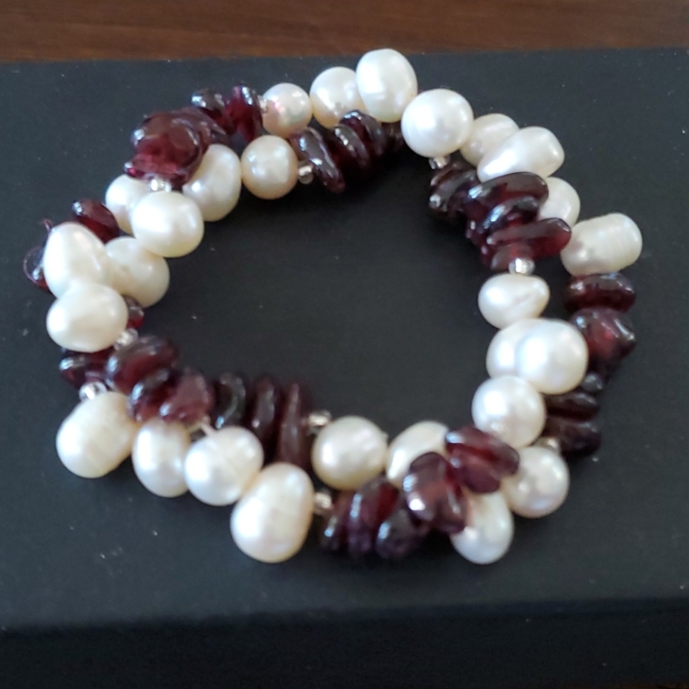 VINTAGE CULTURED PEARL AND GENUINE GARNETS BRACELE